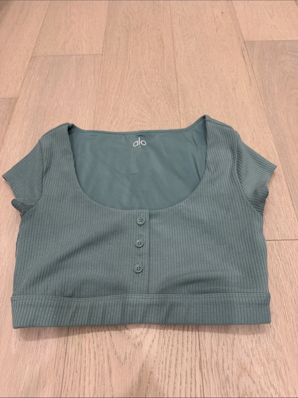 ALO Yoga Ribbed Scoop Button-Front Crop Top in Sage